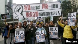 Namoyishchilar noshirlar rasmlarini ko'tarib ko'chalarga chiqdi. Gonkong, 10-yanvar 2016-yil