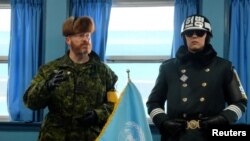 联合国军事停战委员会指挥官瓦特（左）2018年2月8日在非军事区接待媒体采访