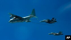 Dua pesawat jet tempur AS F/A-18D Hornets dan satu pesawat KC-130J milik marinir AS, sedang berlatih di suatu tempat yang dirahasiakan, 3 Oktober 2016. (Foto: dok). 