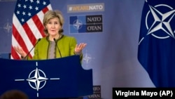 Duta Besar AS untuk NATO Kay Bailey Hutchison berbicara dalam konferensi pers di markas besar NATO, Brussels, 7 November 2017. (Foto: dok).