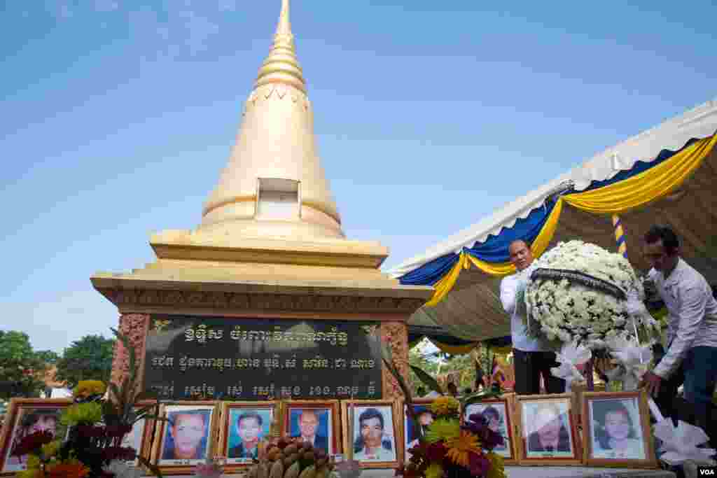 ពិធី​បង្សុកូល​នៅ​ស្តូប​ ក្នុង​សួនច្បារ​វត្តបុទុមវត្តី​ ដើម្បី​ឧទ្ទិស​កុសល​ជូន​ដល់​វិញ្ញាណកន្ធ​ អ្នក​បាត់បង់​ជីវិត​ក្នុង​ការ​វាយ​ប្រហារ​​​ដោយ​ការគប់​គ្រាប់បែក​ឆ្នាំ​១៩៩៧​ ក្នុង​រាជធានី​ភ្នំពេញ​ កាលពី​ថ្ងៃទី​៣០​ ខែ​មីនា​ ឆ្នាំ​២០១៧។ (ហ៊ាន សុជាតា/ VOA)