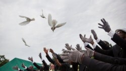 지난 2015년 6월 미 사우스캐롤라이나주 찰스턴 총격사건 영결식 참가자들이 비둘기를 날리고 있다. (자료사진)