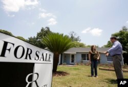 미국 플로리다주 올랜도 시내 주택 앞에 매물 표지판이 게시돼있다. (자료사진)