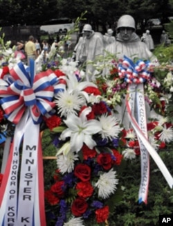 韩国外长金星焕向华盛顿韩战纪念碑献的花圈