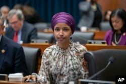 이스라엘 비판 발언으로 논란이 된 일한 오마르 민주당 의원이 6일 하원 교육 노동 위원회 회의에 참석했다.