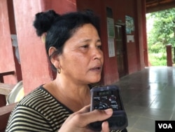 អ្នកស្រី​ ស៊ីម​ ពៅ​ មេឃុំ​រកា និយាយ​ពី​ការ​គាំទ្រ​ផ្នែក​ហិរញ្ញវត្ថុ​ និង​សុខាភិបាល​របស់​រដ្ឋាភិបាល ចំពោះ​ប្រជាពលរដ្ឋ​ក្នុង​ភូមិរកា​ ដែល​រងគ្រោះ​ដោយ​ការ​ឆ្លង​មេរោគ​អេដស៍ កាលពី​ថ្ងៃទី៨ ខែមិថុនា ឆ្នាំ២០១៦។​(ហ៊ុល​ រស្មី/​VOA)