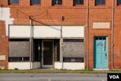 In Eastover, South Carolina, a 30-minute drive from Columbia, there is no grocery store or high school, and the one bank on Main Street closed its doors in 2014. (B.Allen/VOA)