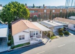 位于洛杉矶东边的“罗兰岗活动房屋区”一角。(Zillow.com资料照)