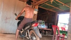 លោក ឈៀង វុធ ជា​ប្រជាពលរដ្ឋ​រស់នៅ​ក្នុង​ស្រុក​ឈូក ខេត្ត​កំពត ថ្ងៃ​ទី​៩ ខែ​ឧសភា ឆ្នាំ​២០២០។ (ធីតា វីន/VOA)