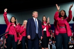 美国共和党总统候选人唐纳德·川普和支持他的妇女在北卡罗莱纳州的竞选大会上（2016年10月14日）。