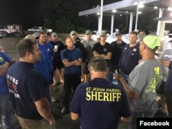 텍사스주 휴스턴으로 떠나기에 앞서 준비상황을 점검하고 있는 루이지애나주 자원봉사단체 '케이준 네이비' 대원들. (케이준 네이비 페이스북)