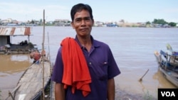 លោក ណាន សុខ អាយុ៦០ឆ្នាំ ជាប្រជាជន​ខ្មែរ​ឥស្លាម​ ឈរ​នៅ​ខាង​មុខ​ទន្លេសាប​ខាងក្រោយ​ផ្ទះ​ កាលពី​ថ្ងៃទី​២៨ ខែសីហា ឆ្នាំ២០១៩ នៅ​ខណ្ឌឬស្សី​កែវ​ ជាយ​រាជធានី​ភ្នំពេញ ប្រទេស​កម្ពុជា។ (ទុំ ម្លិះ/VOA)