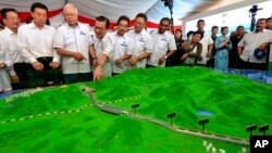 2017年9月8日马来西亚前总理纳吉布（左三）观察中国援建的东铁项目模型。