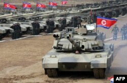 ภาพรถถังรุ่นใหม่ของเกาหลีเหนือที่ถ่ายไว้เมื่อ 13 มี.ค. 2567 และสื่อ KCNA ของรัฐบาลเปียงยางเผยแพร่ในวันที่ 14 มี.ค. 2567