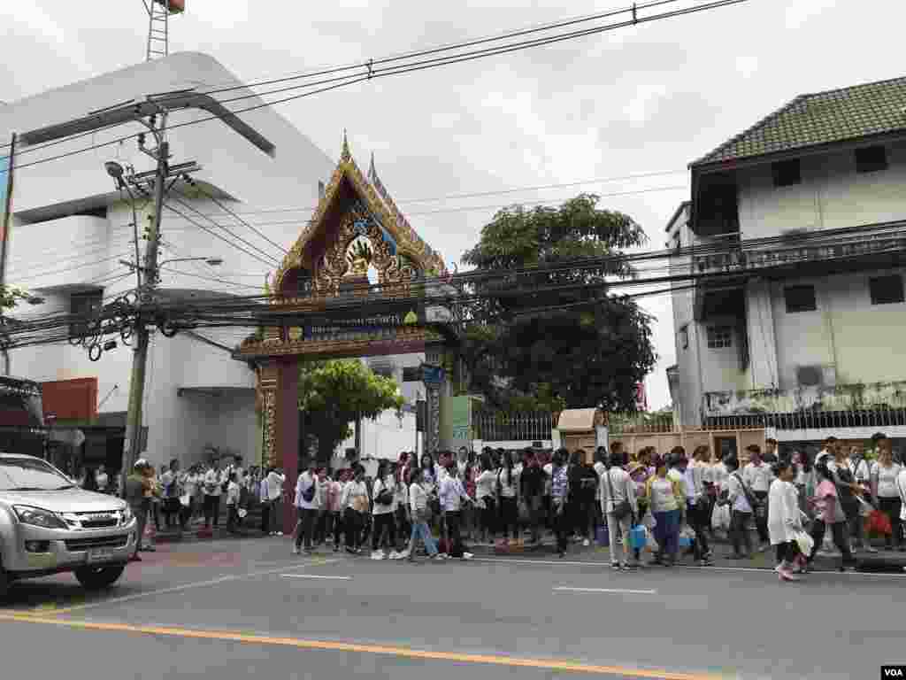 ពលរដ្ឋ​ខ្មែរ​ដែល​ភាគ​ច្រើន​ជា​ពលករ​ចំណាកស្រុក ដែល​កំពុង​ធ្វើ​ការ​នៅ​ប្រទេស​ថៃ កំពុង​រាំ​កំសាន្ត​​ក្នុង​ពេល​​ប្រារព្ធ​ពិធី​បុណ្យ​ភ្ជុំបិណ្ឌ នៅ​វត្ត​ស៊ីសុដារ៉ាម ក្នុង​ទីក្រុង​បាងកក នៅ​ថ្ងៃទី​២២​ ខែ​កញ្ញា ឆ្នាំ​២០១៩។ (កាន់ វិច្ឆិកា/VOA)
