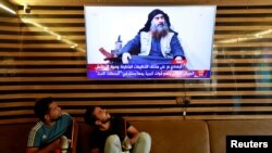 រូបភាព​ឯកសារ៖ យុវជន​អ៊ីរ៉ាក់​មើល​ព័ត៌មាន​ស្តី​ពី​ការ​ស្លាប់​របស់​មេដឹកនាំ​រដ្ឋឥស្លាម Abu Bakr al-Baghdadi នៅ​ក្នុង​ក្រុង Najaf​ ប្រទេស​អ៊ីរ៉ាក់ កាលពី​ថ្ងៃទី២៧ ខែតុលា ឆ្នាំ២០១៩។