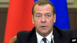 Perdana Menteri Rusia Dmitry Medvedev mengumumkan dibukanya kembali penerbangan carter dari Rusia ke Turki (foto: dok).