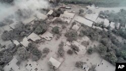 Reka lave preplavila je obalu i pogodila selo El Rodeo koje se nalazi u najužem prstenu oko vulkana