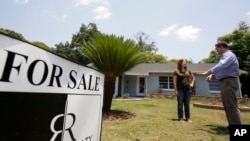 Seorang realtor AS membawa calon pembeli untuk melihat rumah baru yang dijual (foto: ilustrasi). 