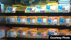 Produk daging halal dari Crescent Foods di sebuah pasar swalayan di Amerika. 