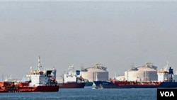 Kapal-kapal kargo menunggu di pesisir Fos-sur-Mer, di Perancis selatan. Karena aksi mogok yang juga berlangsung di Fos-Lavera, Marseille, kapal-kapal ini tak dapat merapat untuk menurunkan kargo mereka.