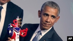 Barack Obama se fait remettre le Prix 2016 des médias allemands, à Baden-Baden, Allemagne, 25 mai 2017. 