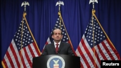 លោក Alexander Acosta រដ្ឋ​មន្ត្រី​ក្រសួង​ការងារ​របស់​សហរដ្ឋអាមេរិក​ ថ្លែងអំពីការមើលការណ៍ខុសត្រូវរបស់លោកលើ​កិច្ចព្រមព្រៀងមិនកាត់ទោស​លោក Jeffrey Epstein អំពីបទ​ជួញដូរផ្លូវភេទលើអនិតិជន នៅរដ្ឋធានីវ៉ាស៊ីនតោន ថ្ងៃទី១០ ខែកក្កដា ឆ្នាំ២០១៩។