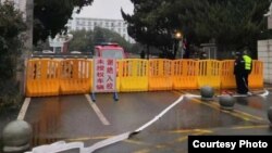 រូបឯកសារ៖ ច្រក​ចូល​មួយ​នៅ​សាកលវិទ្យាល័យ​វូហាន​​ត្រូវ​បាន​បិទ​និង​មាន​ក្រុម​​សន្តិសុខ​ពិនិត្យ​តឹងរ៉ឹង កាល​ពី​ថ្ងៃ​ទី​៣០ ខែ​មករា ឆ្នាំ ២០២០។ (រូបថត​ផ្តល់​ឲ្យ)