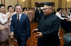 지난 2018년 9월 남북정상회담이 열린 평양에서 김정은 북한 국무위원장이 문재인 한국 대통령 부부를 백화원 영빈관 행사장으로 안내하고 있다. 평양사진공동취재단.