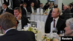  Michael Flynn (g) et Vladimir Putin, gala d'anniversaire de la chaîne russe Russia Today (RT), Moscou, Russie, le 10 décembre 2015.(Sputnik/Mikhail Klimentyev/Kremlin via REUTERS)