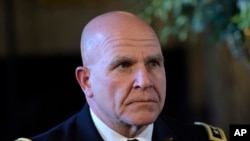 លោក​ឧត្តមសេនីយកងទ័ព Lt. Gen. H.R. McMaster ស្តាប់​ប្រធានាធិបតី​ ត្រាំ​ប្រកាសនៅ​ក្នុង​ Palm Beach រដ្ឋ Florida កាល​ពី​ថ្ងៃទី២០ កុម្ភៈ ២០១៧។