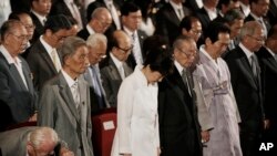 ប្រធានាធិបតី​កូរ៉េ​ខាងត្បូង​អ្នកស្រី​ Park Geun-hye (កណ្តាល) បង្ហាញ​ការ​គោរព​ក្នុង​ពិធី​មួយ​ដើម្បី​ប្រារព្ធ​ ថ្ងៃ​រំដោះ​កូរ៉េ​ពីអាណានិគម​ជប៉ុនក្នុង​ឆ្នាំ​១៩៤៥ នៅឯមជ្ឈមណ្ឌល​វប្បធម៌ Seong ទីក្រុង​សេអ៊ូល​កាលពី​ថ្ងៃច័ន្ទទី ១៥ សីហា ២០១៦។