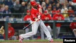 로스앤젤레스 에인절스 주력 타자 앨버트 푸홀스가 지난 6일 워싱턴주 시애틀에서 열린 이 지역 매리너스와 경기에서 3천 번째 안타를 치고 있다. USA TODAY 사진제공. 