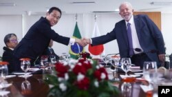 기시다 후미오 일본 총리와 루이스 이나시우 룰라 다시우바 브라질 대통령이 3일 열린 정상회담에서 악수를 나누고 있다. 