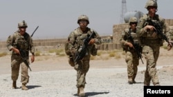 រូប​ឯកសារ៖ ទាហាន​​អាមេរិក​ដើរ​ល្បាត​នៅ​មូលដ្ឋាន​ទ័ព​អាហ្វហ្គានីស្ថាន​មួយ​កន្លែង​នៅ​ខេត្ត Logar កាល​ពី​ឆ្នាំ​២០១៨។