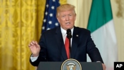 Presiden Donald Trump berbicara selama konferensi pers dengan PM Italia Paolo Gentiloni di East Room, Gedung Putih, Washington hari Kamis, 20 April 2017 (foto: AP Photo/Susan Walsh)