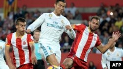 Pere Pons contrôle la balle lors du match de Gérone contre le Real Madrid, en Espagne, le 29 octobre 2017.