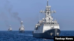 한국 해군 1함대가 25일 동해 상에서 적 해상도발에 대한 응징 의지와 적 도발 시 현장 격멸을 위한 해상기동훈련을 하고 있다. 해상기동훈련에 참가한 강원함(2천500t급), 원주함(1천t급), 속초함(1천t급).