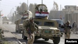 Pasukan Irak saat baku tembak dengan para militan ISIS, di distrik Wahda, timur Mosul, Irak, 10 Januari 2017.