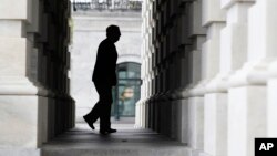 Lider republikanske većine u Senatu Mič Mekonel ispred ulaza u Senat