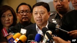 Sekjen Komisi Penyiaran dan Telekomunikasi Thailand, Takorn Tantasith (tengah) memberikan penjelasan kepada media di Bangkok, hari Selasa (16/5).