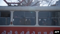 2월 26일 북한 평양의 경전차 탑승객들이 신종 코로나바이러스 감염을 막기 위해 대부분 마스크를 쓰고 있다.