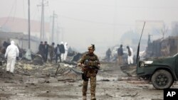 Pasukan keamanan Afghanistan memeriksa lokasi ledakan bom di Kabul, Afghanistan, 29 November 2018. (Foto: dok).