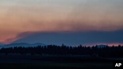 미국 오리건주 블라이에서 산불로 연기가 피어오르고 있다.