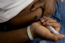 당뇨병 환자가 복부에 인슐린 주사를 놓고 있다. (자료사진)