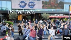 Gökçe Sentürk, center, is one of the organizers of this small and heavily policed Istanbul protest, on June 5, 2020. (Heather Murdock/VOA)