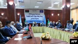 Anggota komisi militer gabungan Libya bertemu untuk melakukan pembicaraan di Ghadames, oasis gurun sekitar 465 kilometer barat daya ibu kota Tripoli, 2 November 2020.