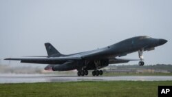 ARHIVA - Američki bombarder B1-B poleće iz baze Andeson, Guam, 9. septembra 2017, kako bi leteo sa avionima japanskim odbrambenih snaga.