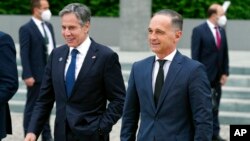 Menlu Jerman Heiko Maas (kanan) dan Menlu AS Antony Blinken berbincang usai konferensi tentang Libya di Berlin, Rabu (23/6). 