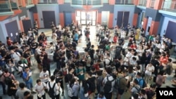 Ratusan mahasiswa pascasarjana menghadiri orientasi untuk mahasiswa internasional di Rice University, di Houston, Texas. 